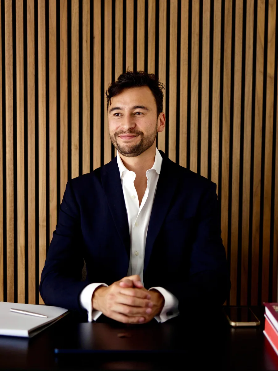 Dr. Dennis Makarawung aan het bureau in de spreekkamer van Alveon Clinic