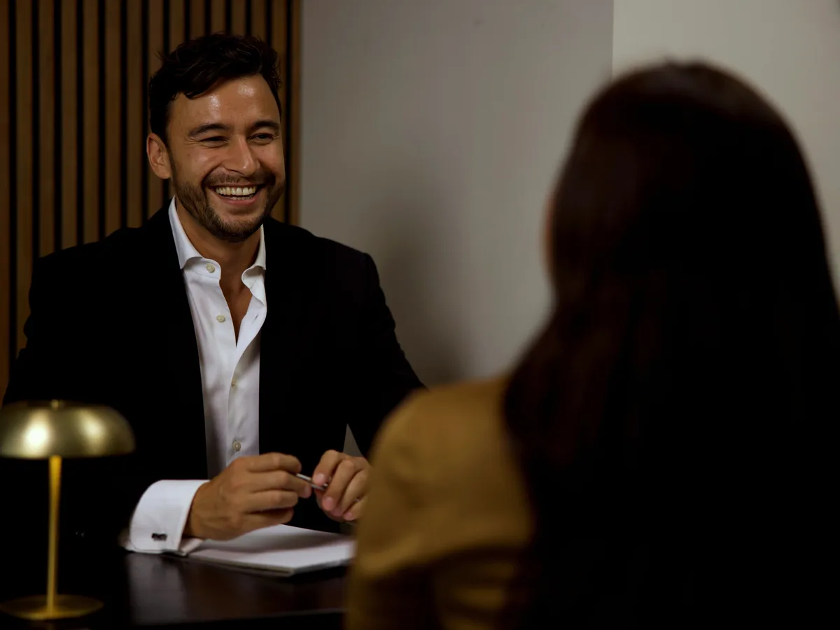 Dr. Dennis Makarawung in gesprek aan de consulttafel