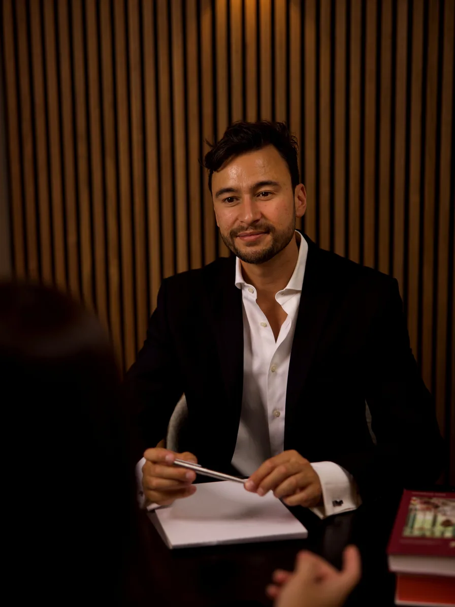Dennis Makarawung luistert aandachtig aan de consulttafel