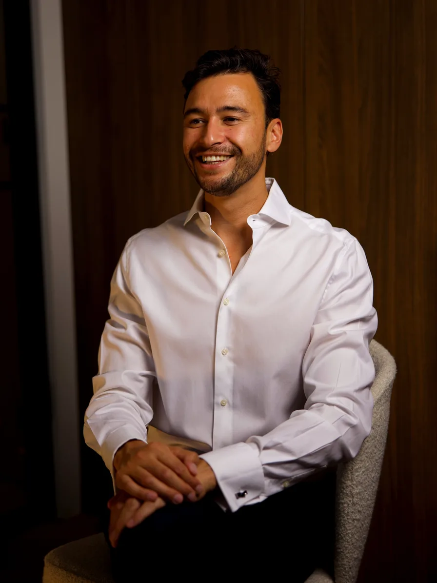 Portret van Dennis Makarawung, de behandelend arts van Alveon Clinic