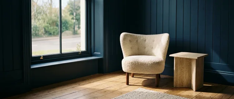 Eén fauteuil bij het raam