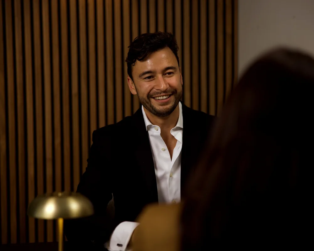 De arts in gesprek met een cliënt aan de consulttafel