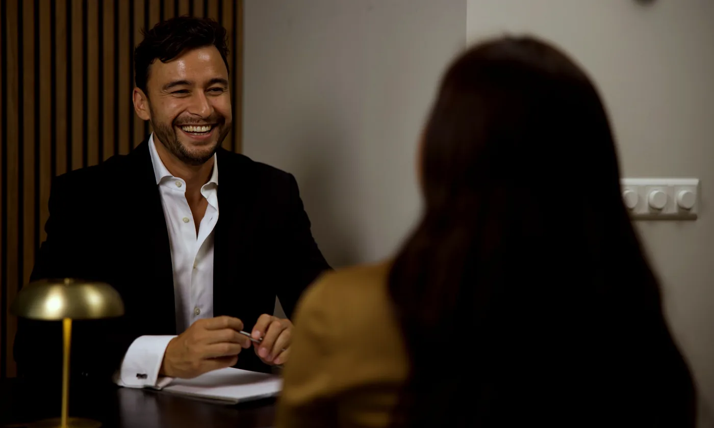 De arts in gesprek aan de consulttafel